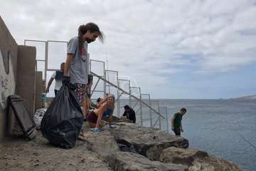 Limpieza de la escollera sur del muelle de Taliarte (Foto Pedro Martel/Wendy Cruz)